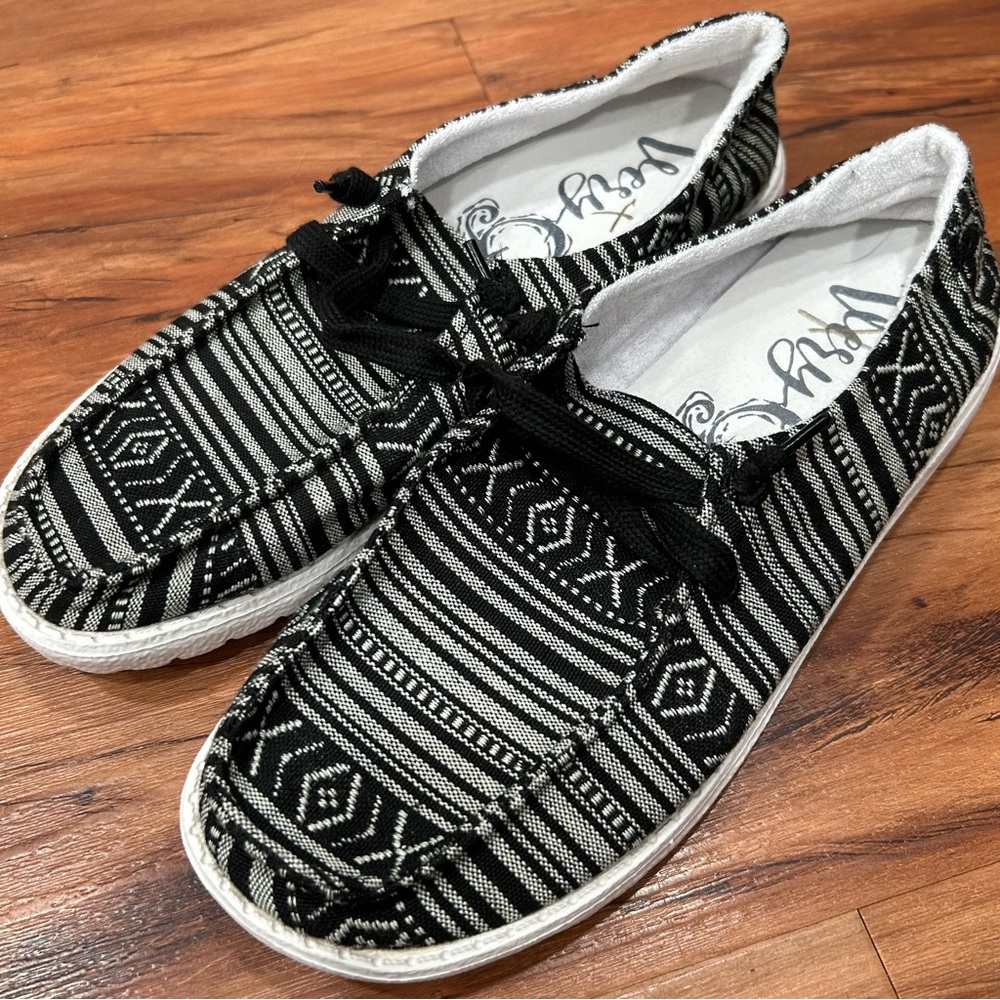 NWT Very G Aztec Giana Shoes